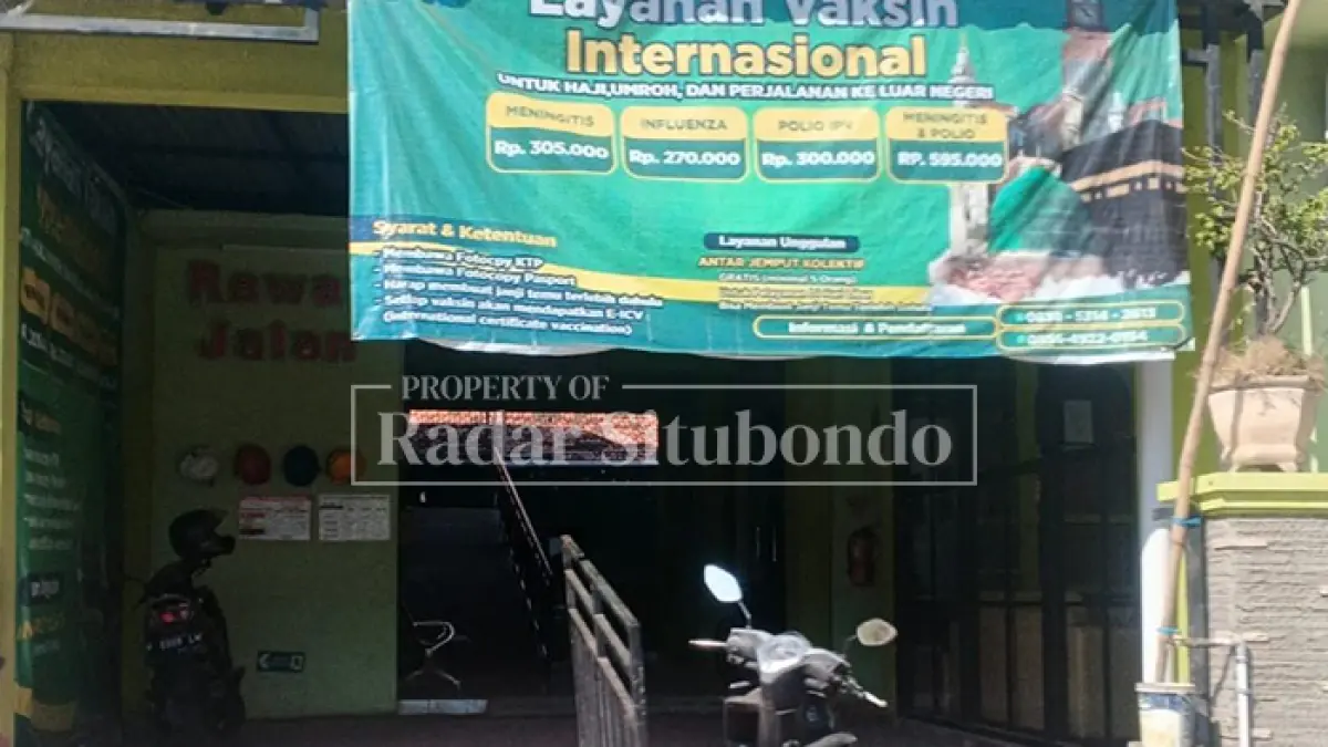 HARI AKTIF: Sepeda motor terparkir di halaman klinik pratama Bismillah, Pesanggrahan, Kecamatan Jangkar, Senin (7/9). (HUMAIDI/JPRS)
