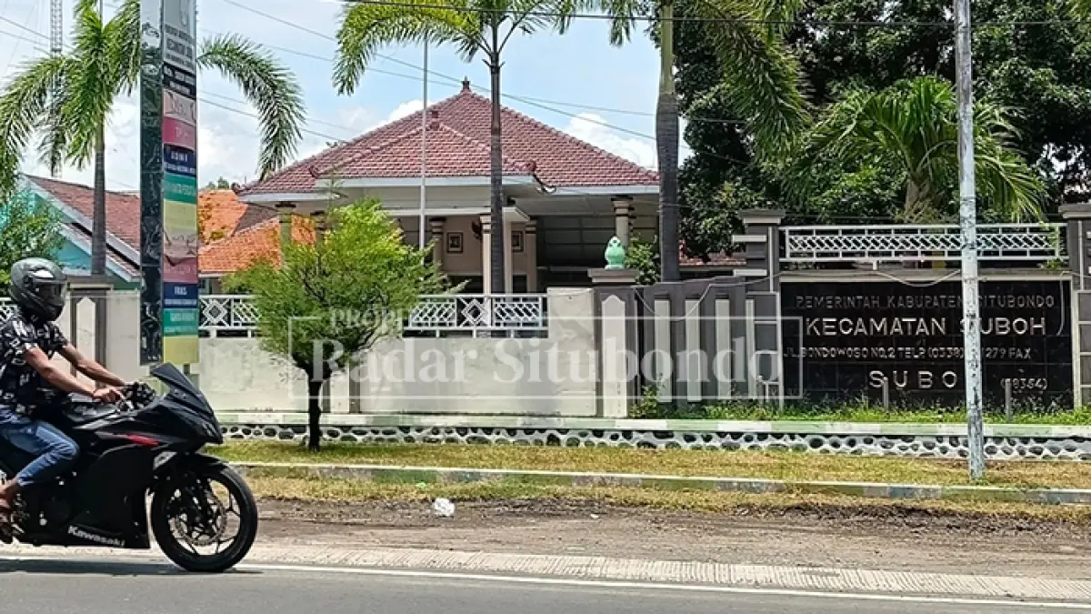 KARENA SAKIT: Seorang pengendara sepeda motor melewati depan Kantor Kecamatan Suboh, Senin (7/9). (Ahmad Rifa
