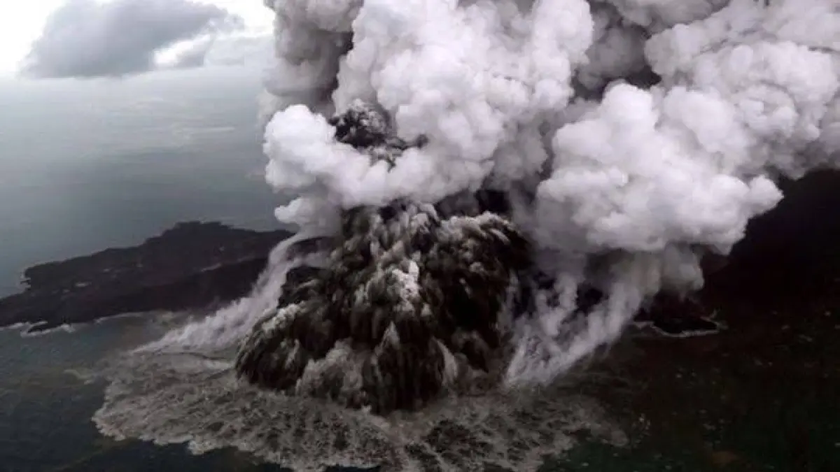 POTENSI ERUPSI : Aktivitas Gunung Anak Krakatau terpantau menurun, tetapi potensi erupsi susulan masih ada.(Instagram:@gunungkrakatau)