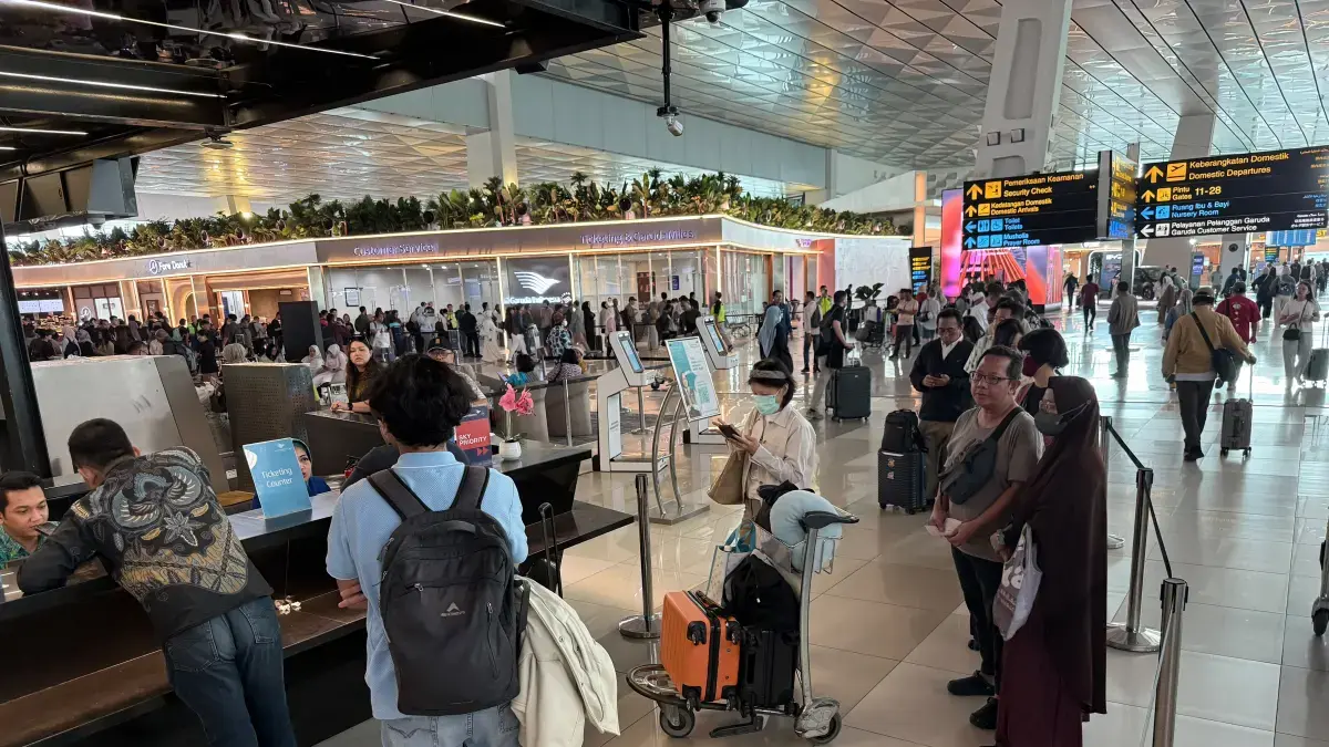 Sejumlah penumpang melakukan refund tiket setelah ditutupnya oprasional penerbangan di Terminal 3, Bandara Soekarno-Hatta, Tangerang, Minggu (06/9). (JawaPos)