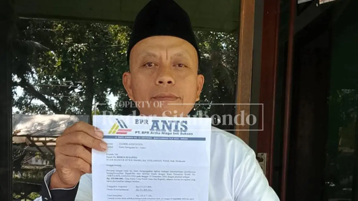 SURAT PERINGATAN: Rebus Susanto, menunjukkan surat peringatan ke satu di halaman rumahnya, di Desa Juglangan, Kecamatan Panji, Senin (7/9). (HUMAIDI/JPRS)
