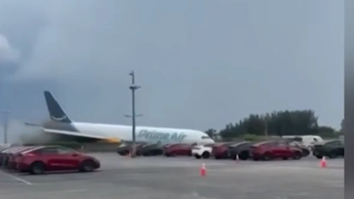 Tangkapan layar video pesawat jatuh di Miami. (istimewa)