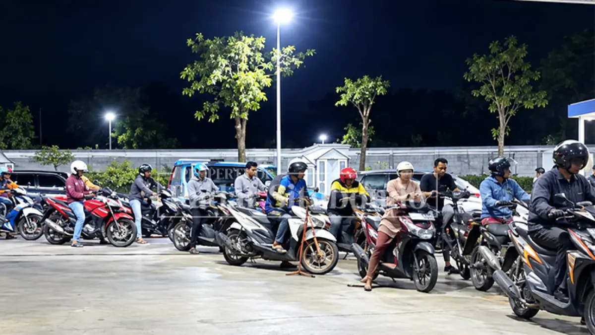 ANTREAN PANJANG: Sejumlah pengendara mengantre di Stasiun Pengisian Bahan Bakar Umum (SPBU) Jalan PB Sudirman, Karangasem, Patokan, Kecamatan Situbondo, Senin (7/9). (Ahmad Rifa