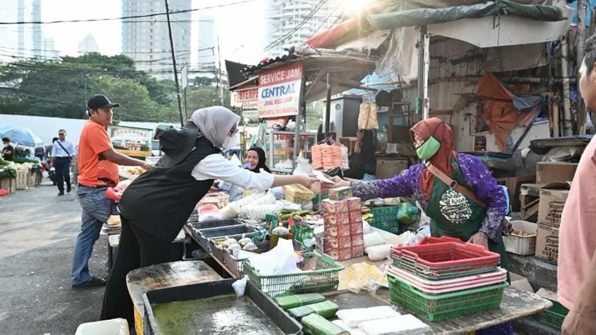BRI Peduli membagikan masker dan vitamin kepada warga di sejumlah titik mobilitas tinggi Jakarta untuk membantu menghadapi sebaran abu vulkanik.(Foto: BRI)