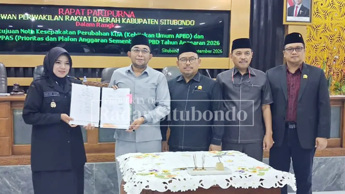DITETAPKAN: Ketua DPRD Situbondo Mahbub Djunaidi (dua dari kiri) didampingi Wakil Ketua DPRD serta Wakil Bupati Situbondo Ulfiyah (kiri) saat rapat paripurna, Selasa (8/9). (Ahmad Rifa
