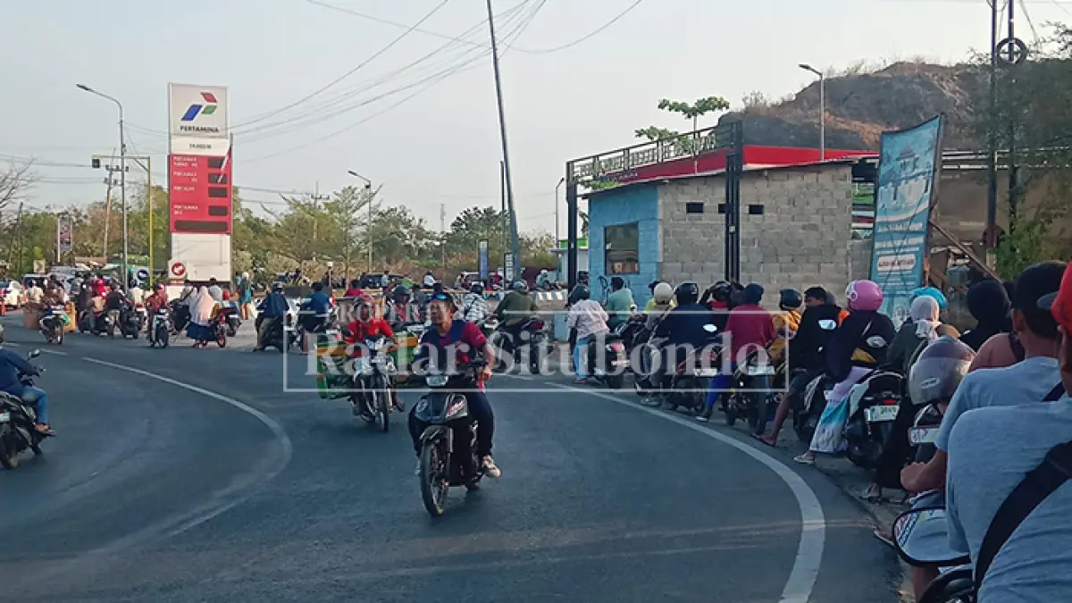 MENGULAR: Puluhan pemotor antre untuk mengisi BBM di Jalan Raya Watulunggu, Desa Kotakan, Kecamatan/Kota Situbondo, Selasa (8/9). (HUMAIDI/JPRS)
