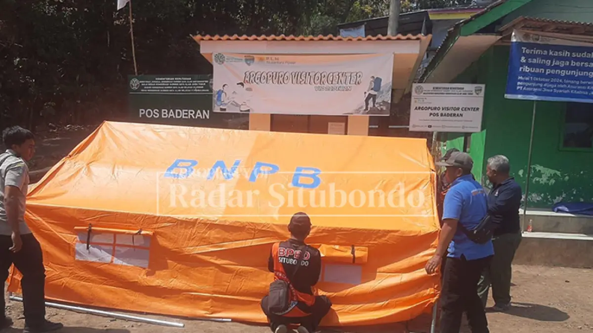 SIAP SIAGA: Anggota BPBD Situbondo membangun tenda di kawasan konservasi BBKSDA Pos Baderan, Desa Baderan, Kecamatan Sumbermalang, Selasa (8/9). (HUMAIDI/JPRS)
