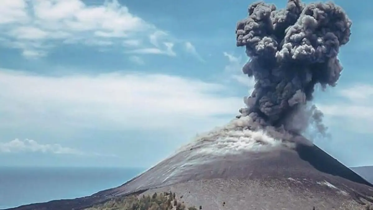 HILANG KONTAK : Lima jurnalis dan tiga orang lainnya hilang kontak saat menuju Gunung Anak Krakatau.(Instagram:@gunungkrakatau)