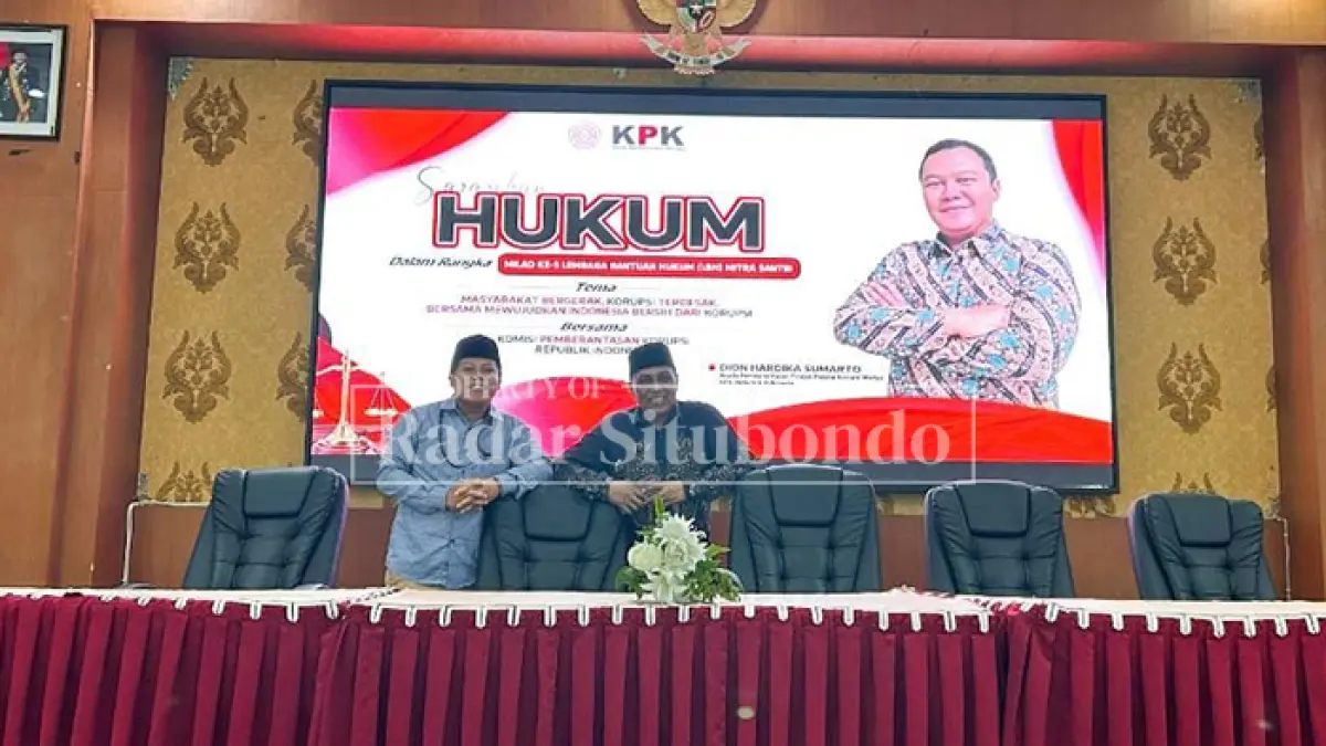 CEK LOKASI: Anggota LBH Mitra Santri memastikan tempat diskusi di Edhotel Lotus Situbondo, Kamis (10/9). (HUMAIDI/JPRS)
