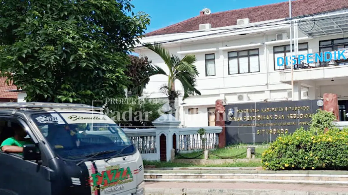 Pusat Administrasi: Sejumlah pengendara lewat di depan Kantor Dinas Pendidikan dan Kebudayaan (Dispendikbud) Situbondo, Jalan Madura, Desa Mimbaan, Kecamatan Panji, Situbondo, selasa (28/7). (Ahmad Rifa
