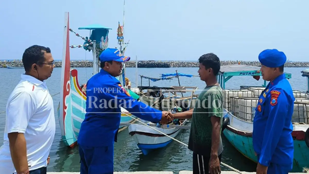 SERAH TERIMA: Kasatpolairud Polres Situbondo, mengembalikan kapal pancing di Pelabuhan Kalbut, Desa Semiring, Kecamatan Mangaran, Kamis (10/9). (HUMAIDI/JPRS)

