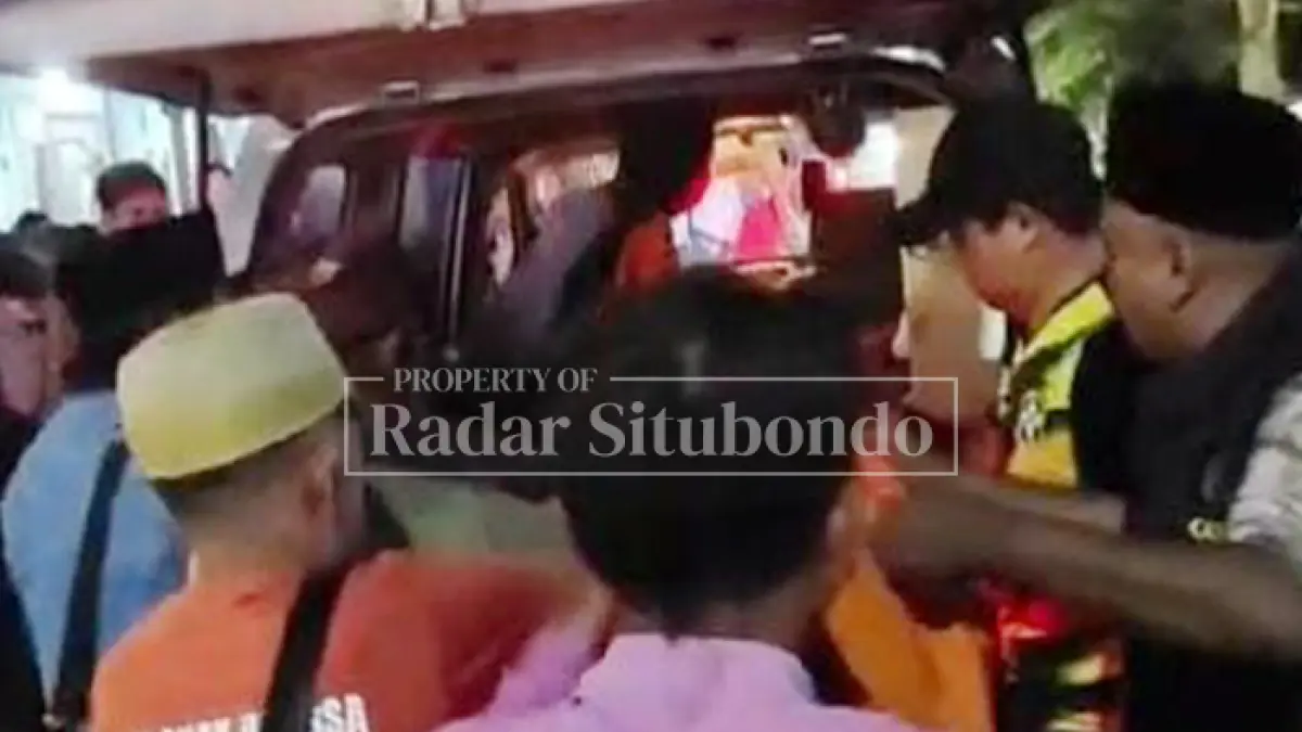 TERLENTANG: BN, 63, warga Desa Duwet, Kecamatan Panarukan, meninggal di warung remang-remang, Dusun Cangkring, Desa Kotakan, Kecamatan/Kota Situbondo, Rabu (9/9). (HUMAIDI/JPRS)
