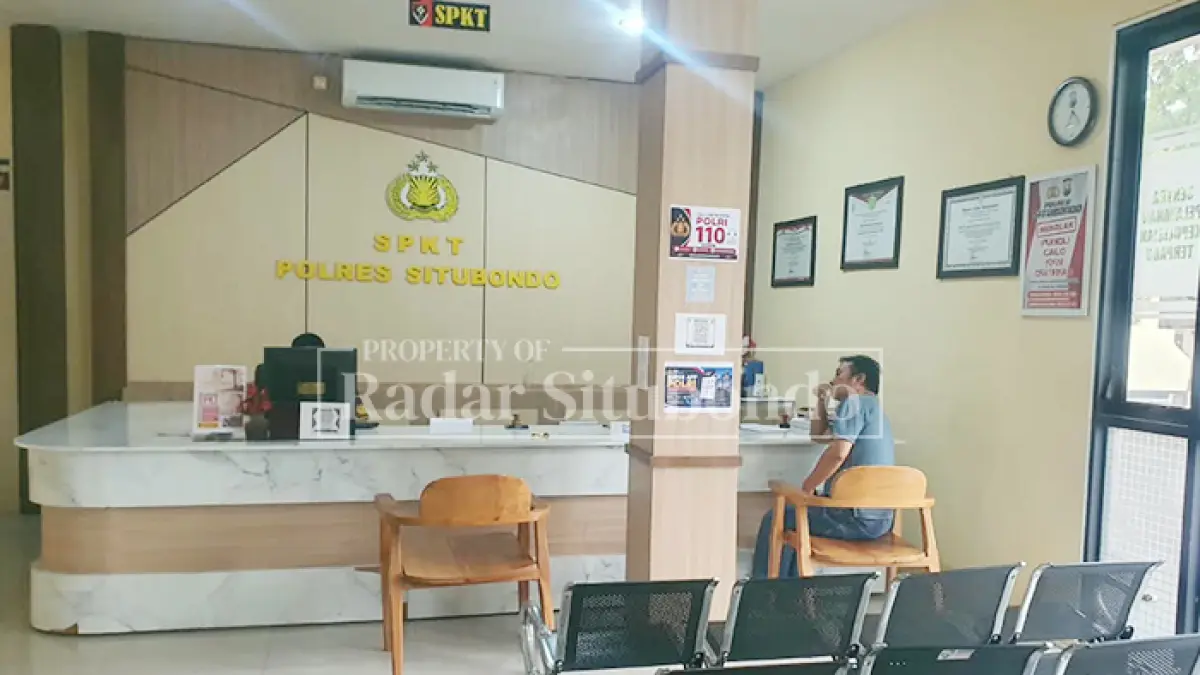CARI KEADILAN: Budi Stia Wardani, warga Desa Patokan, Kecamatan/Kota Situbondo melapor ke SPKT Polres Situbondo, Kamis lalu (11/9). (HUMAIDI/JPRS)