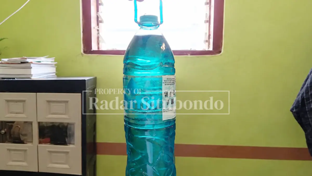 LEBIH MAHAL: BBM jenis Pertamax dijual eceran dalam botol air minum Alamo berukuran 1.500 mililiter. Harganya bisa mencapai Rp35 ribu per botol, Kamis (10/9). (Ahmad Rifa