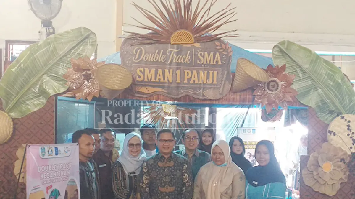 MONITORING: Kepala SMAN 1 Panji, Hamidah, M.Pd. (tengah), mendampingi Kepala Dinas Pendidikan (Kadispendik) Jatim, Aries Agung Paewai, S.STP., M.M. (kiri) mengunjungi stand SMA Double Track SMAN 1 Panji, Jumat (11/9). (Ahmad Rifa