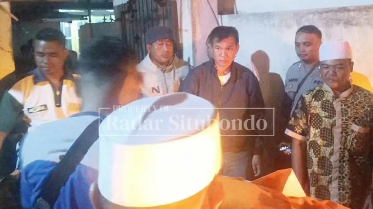 BIKIN GEGER: Anggota polsek kota dan warga mengevakuasi jenazah Nurhaidi, 60, warga Desa Tenggir, Kecamatan Panji, di warung remang-remang Desa Kotakan, Senin (14/9) dini hari. (HUMAIDI/JPRS)