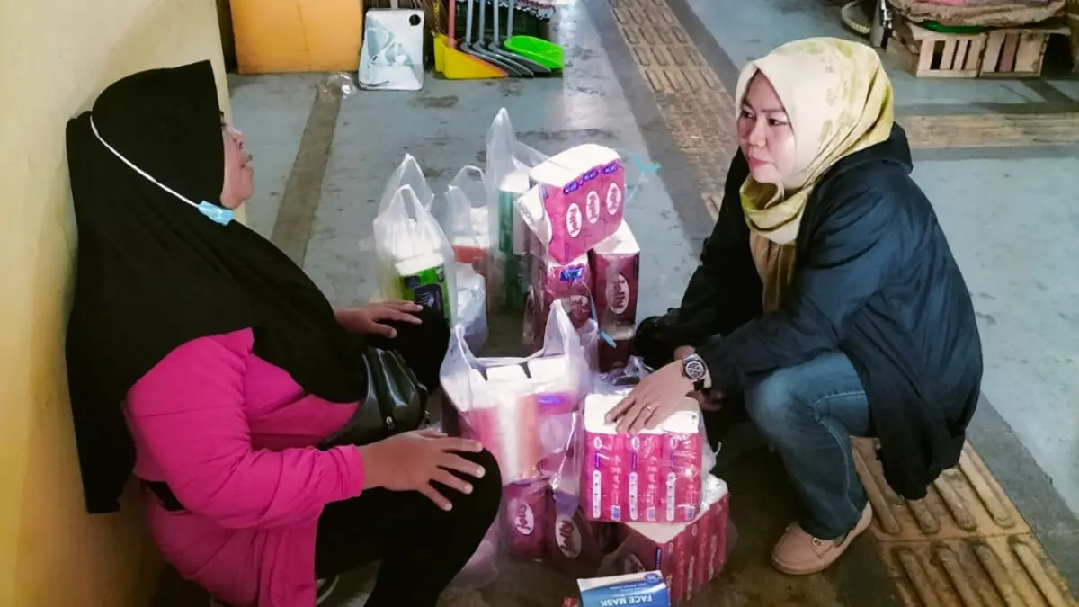Dewi Natalia 15 tahun menjadi Mantri BRI. Ia mendampingi 380 debitur mikro dan membantu pedagang pasar lepas dari jerat rentenir. (Foto: BRI)