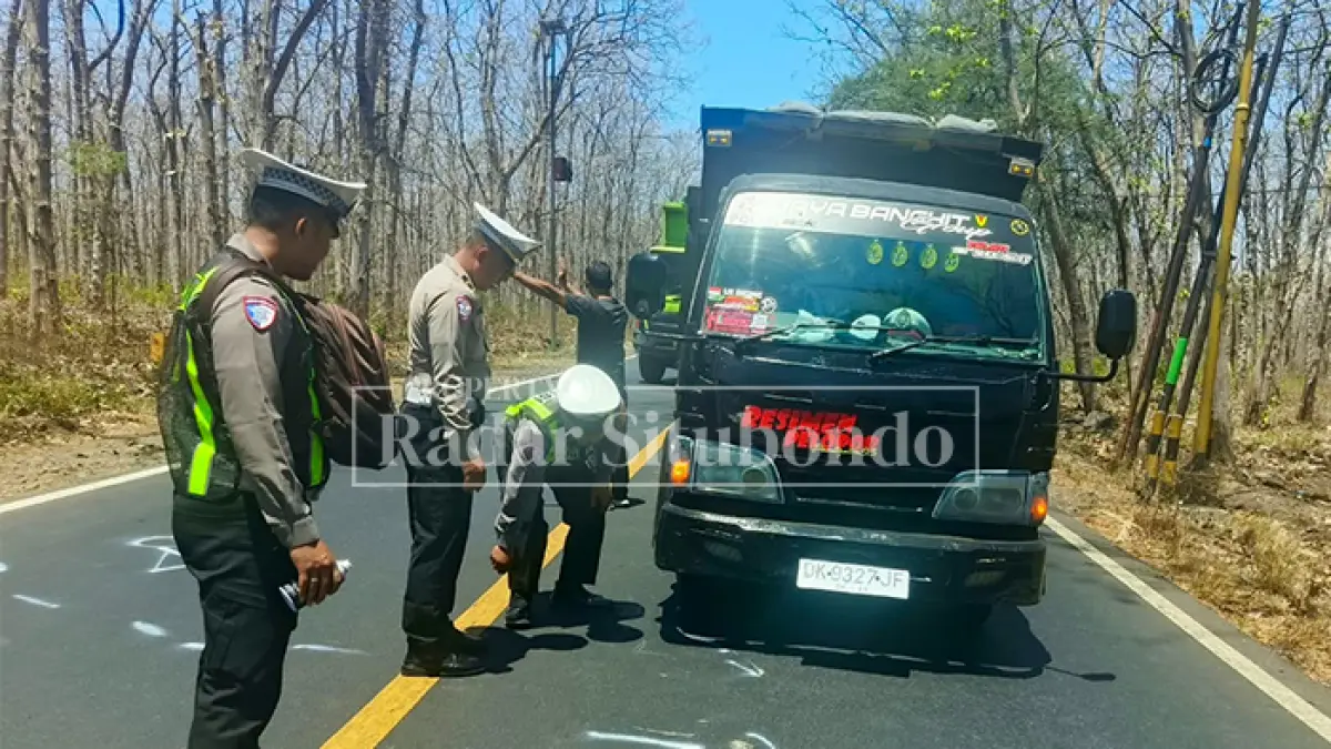 OLAH TKP: Anggota Kanitlaka Polres Situbondo melakukan olah tempat kejadian perkara (TKP) di Jalan Taman Nasional (TN) Baluran, Kecamatan Banyuputih, Senin (14/9). (HUMAIDI/JPRS)
