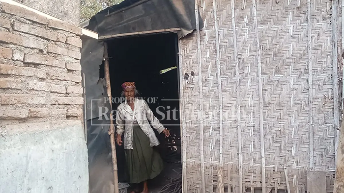 TAK MENDAPAT PERHATIAN: Kondisi Jumaati yang tinggal di sebuah gubuk rumahnya di Desa Jatisari, Kecamatan Arjasa, Minggu (13/9). (Ahmad Rifa