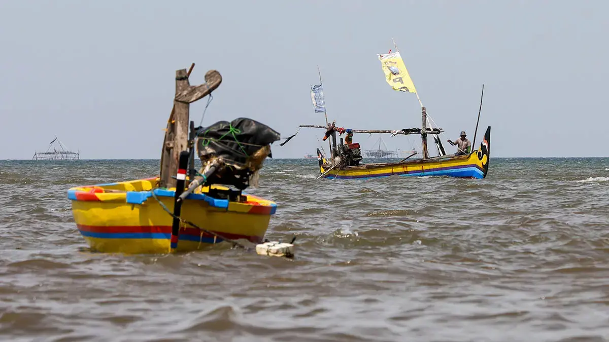 Perahu nelayan yang terombang ambing terdampak gelombang tinggi di laut. (Radar Bromo)