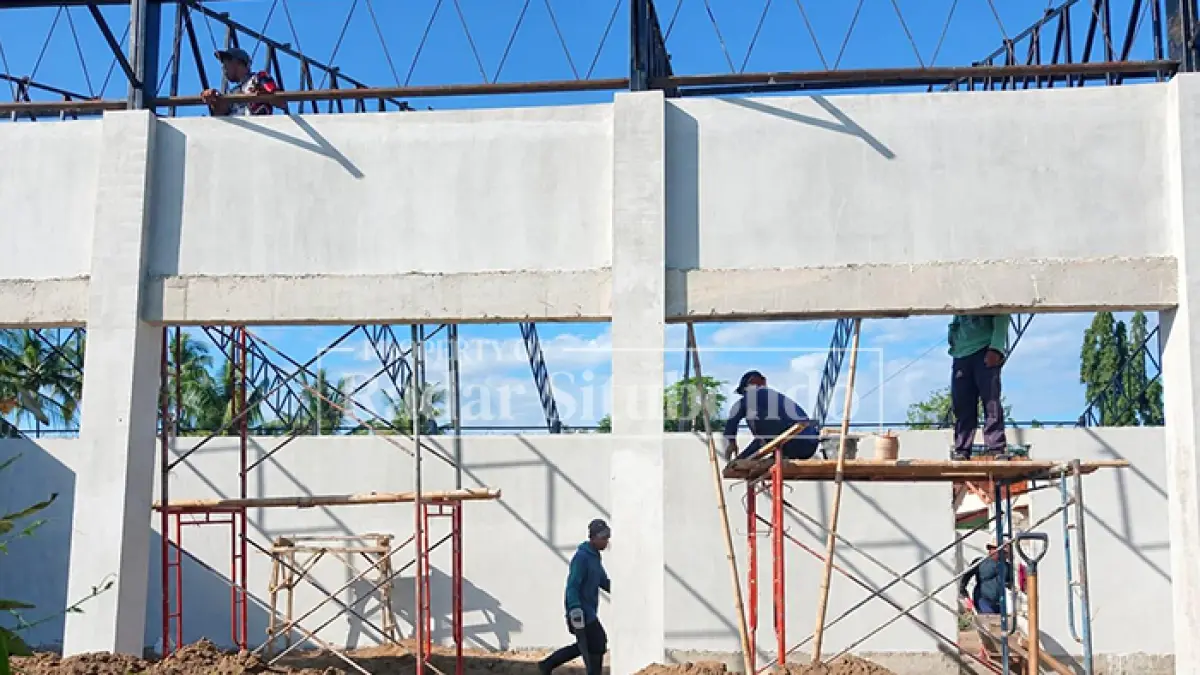 PROYEK NEGARA: Sejumlah pekerja sibuk membangun gedung KDMP di Kecamatan Jangkar, belum lama ini. (HUMAIDI/JPRS)