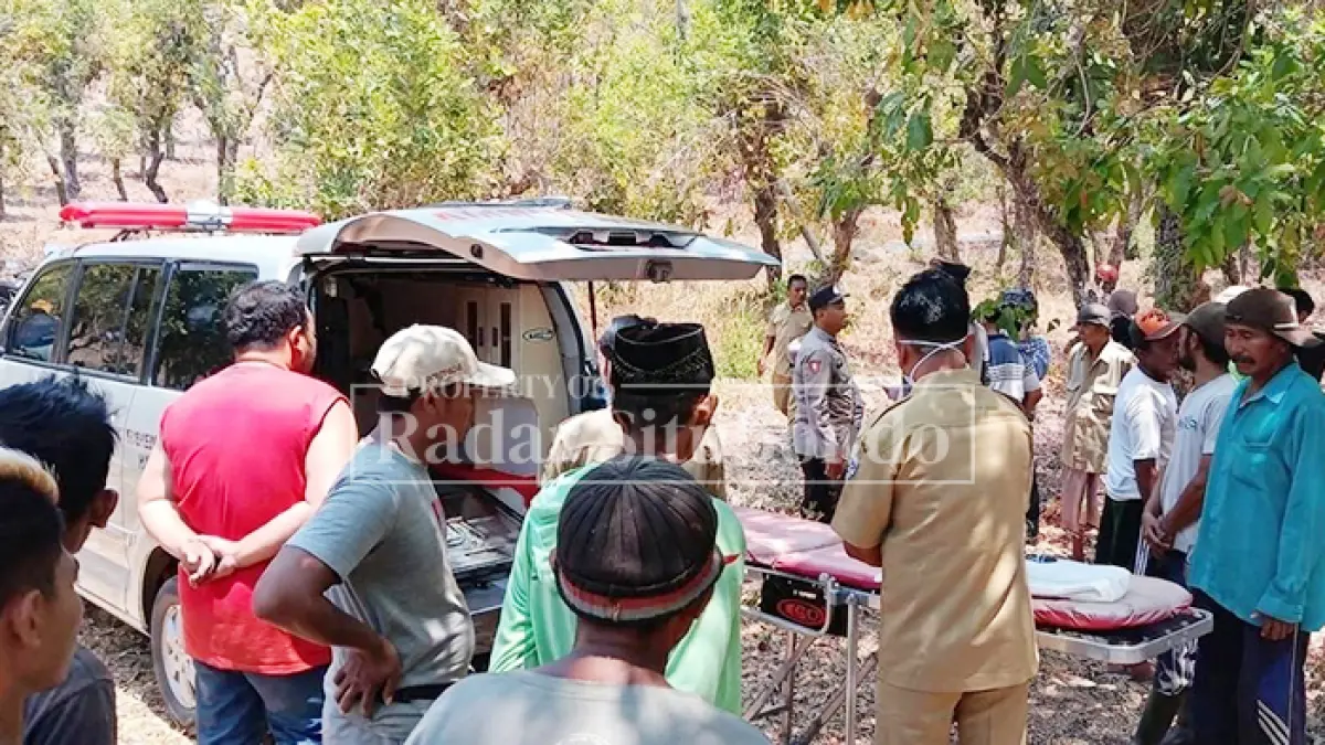 EVAKUASI MAYAT: Tim medis mengevakuasi jenazah Astiya, warga Kampung Bringin, Desa Selobanteng, Kecamatan Banyuglugur, Selasa lalu (15/9). (HUMAIDI/JPRS)