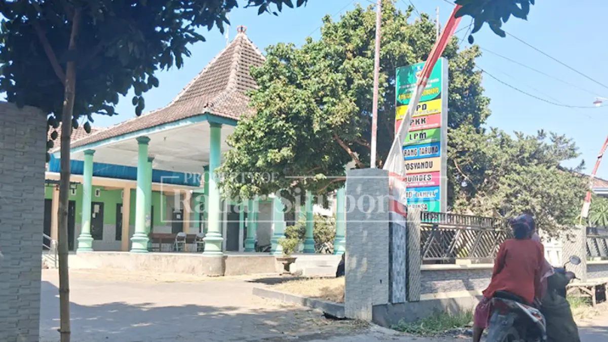 PUSAT DESA: Warga beraktivitas di depan Kantor Desa Wonokoyo, Kecamatan Kapongan, Rabu (16/9). (Ahmad Rifa