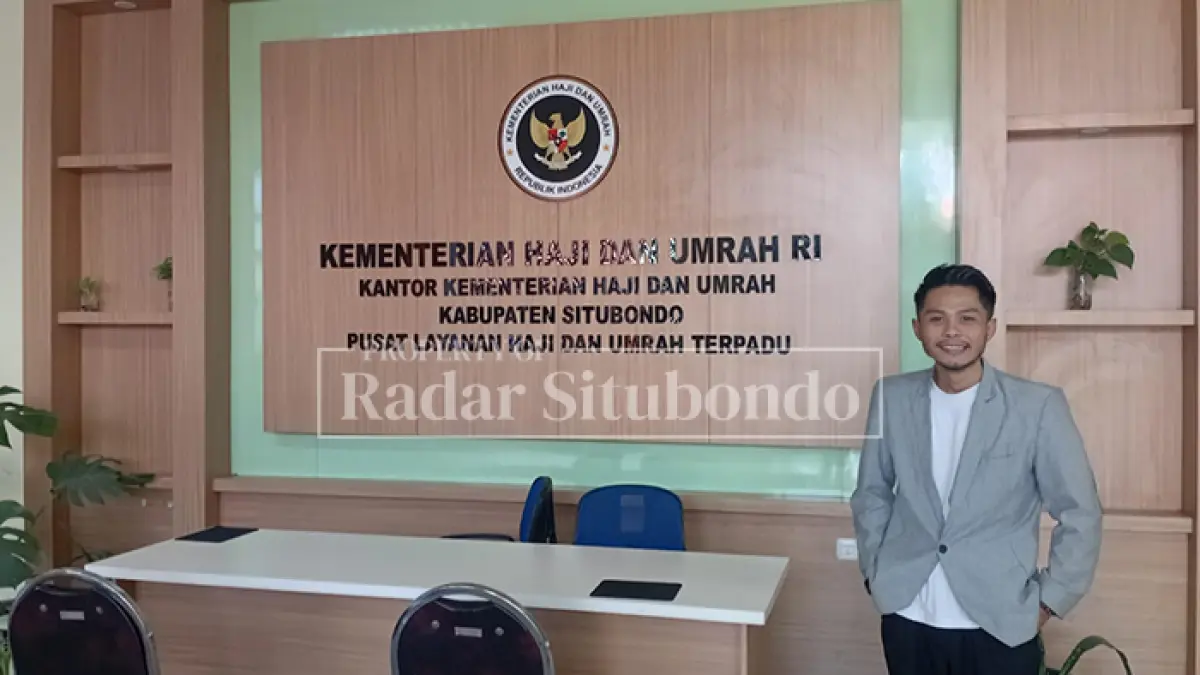 CARI KEADILAN: Yason Silvanus kuasa hukum korban penipuan jamaah umrah PCNU antarkan surat ke Kemenag Situbondo, Senin lalu (14/9). (HUMAIDI/JPRS)