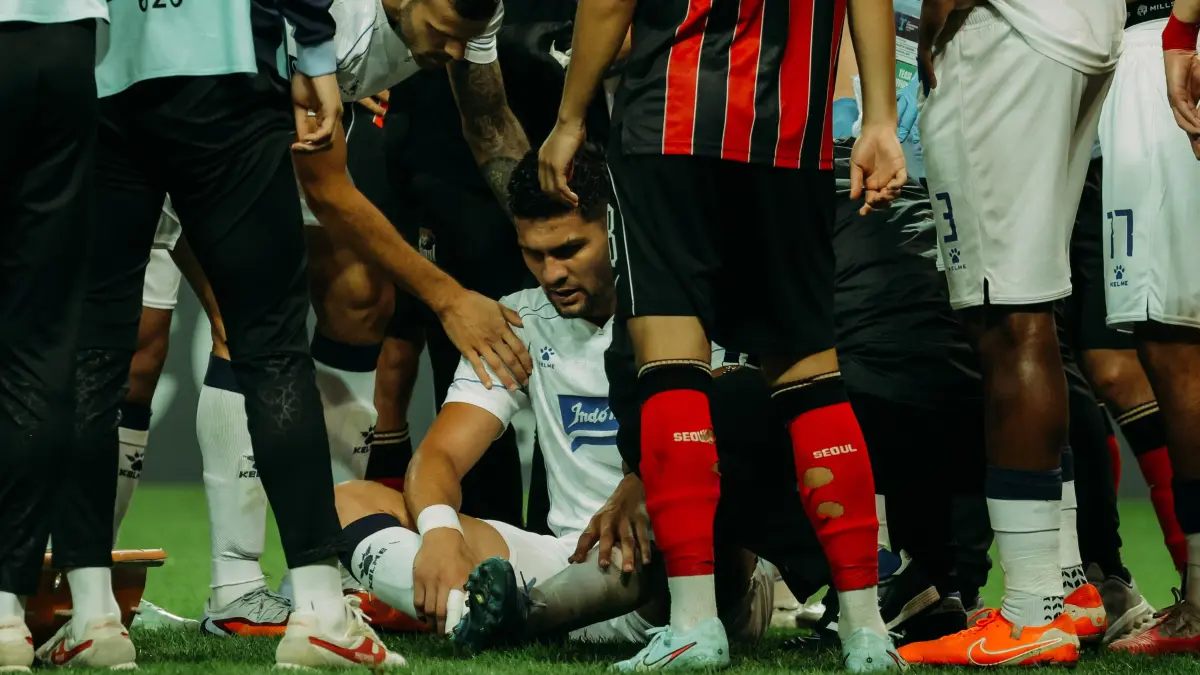 Julio Cesar usai alami benturan dengan pemain FC Seoul di ACL Two. (Instagram/juliocfreita44)