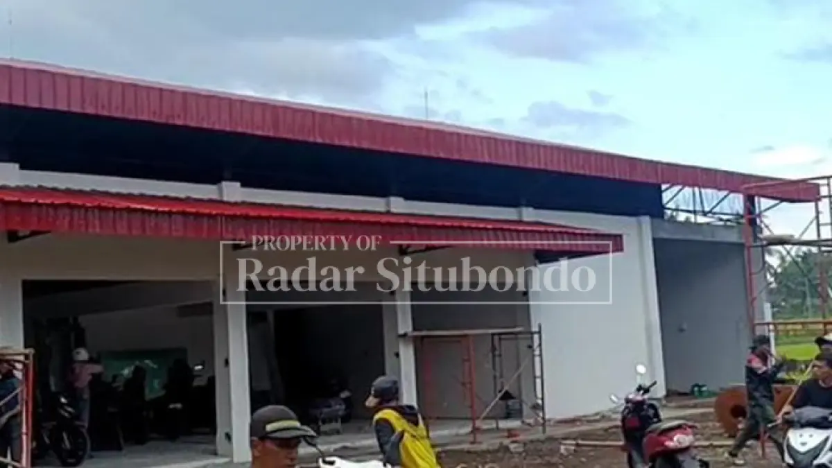 PROYEK PUSAT:Sejumlah pekerja sibuk membangun gedung KDMP di Kecamatan Jangkar, belum lama ini. (HUMAIDI/JPRS)