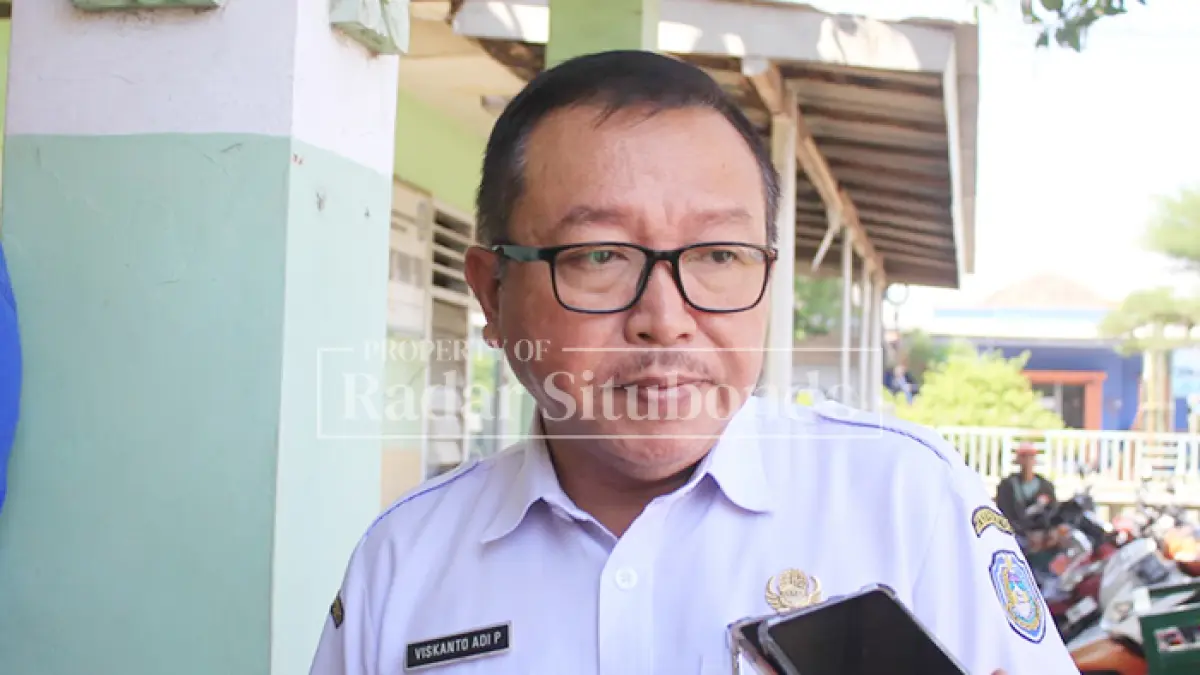 WAWANCARA: Kepala Dinsos Situbondo Viskanto Adi Prabowo memberikan keterangan kepada media terkait perkembangan pembangunan Sekolah Rakyat, Rabu (16/9). (Ahmad Rifa