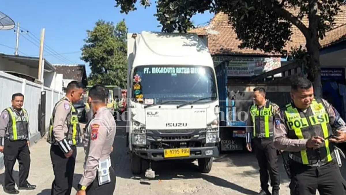 BARANG BUKTI: Anggota satlantas Polres Situbondo meninjau truk tabrak lari di kantor Laka Polres Situbondo, Jumat (18/9). (HUMAIDI/JPRS)
