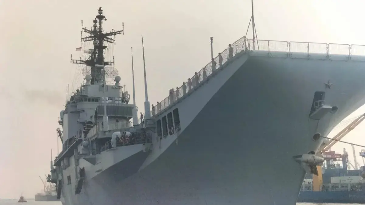 Kapal Induk ITS Giuseppe Garibaldi tiba di Tanjung Priok, Jakarta Utara, Jumat (18/9). (ANTARA)