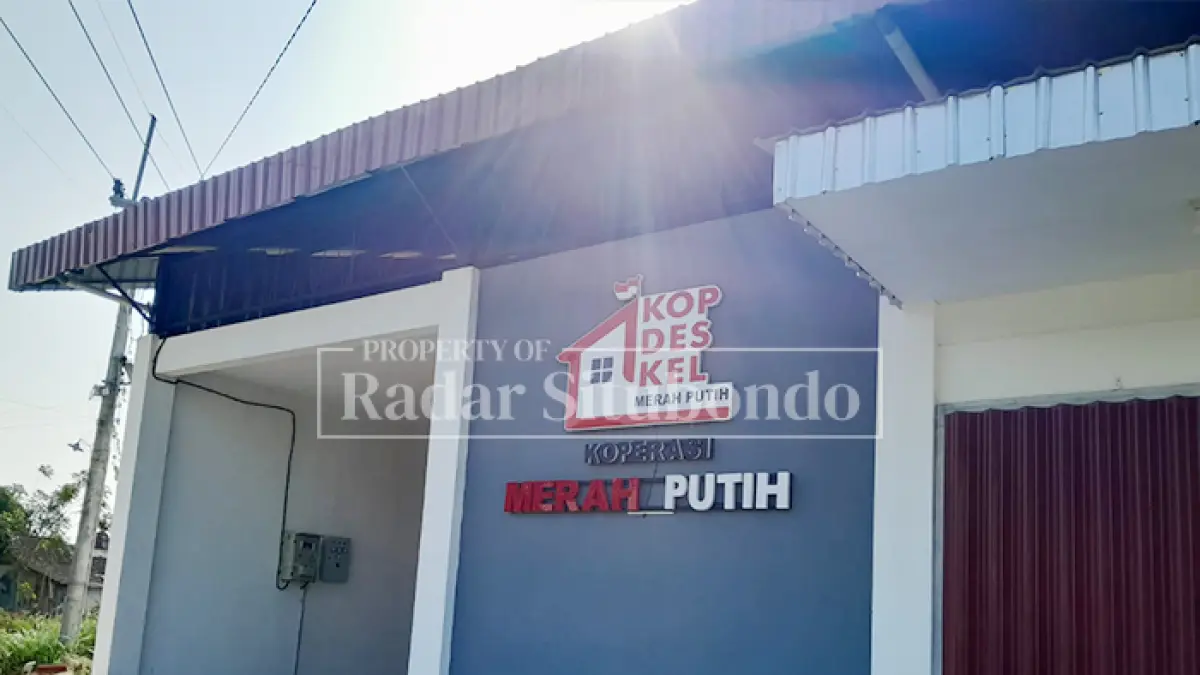 Program Pusat: Kondisi gedung KDMP di Kelurahan Mimbaan, Kecamatan Panji, tampak sepi, Jumat (18/9). (HUMAIDI/JPRS)