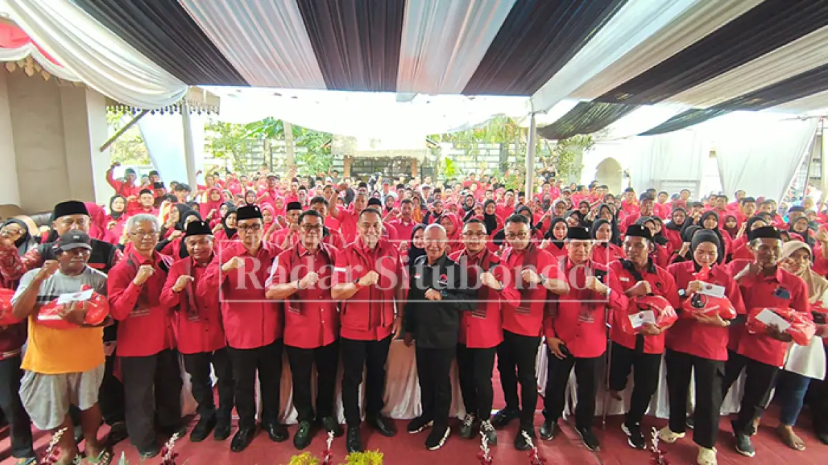 MAKIN ERAT: Ketua DPD PDI Perjuangan Jawa Timur M. H. Said Abdullah (baju hitam) bersama jajaran pengurus, didampingi Ketua DPC PDI Perjuangan Situbondo Andi Handoko (lima dari kiri), di acara konsolidasi internal, Desa/Kecamatan Besuki, Jumat (18/9). (Ahmad Rifa