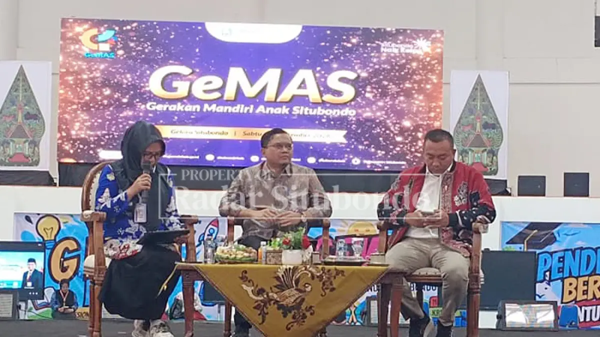 MOMEN SPESIAL: Dirjen PAUD, Dikdas, dan Pendidikan Nonformal dan Informal PNFI Kemendikdasmen RI, Gogot Suharwoto, S.Pd., M.Ed., Ph.D. (tengah) didampingi Bupati Situbondo Yusuf Rio Wahyu Prayogo (tiga dari kiri) dalam acara peluncuran program inovasi GEMAS di Gelora Situbondo GS, Desa Kilensari, Kecamatan Panarukan, Sabtu (19/9). (Ahmad Rifa