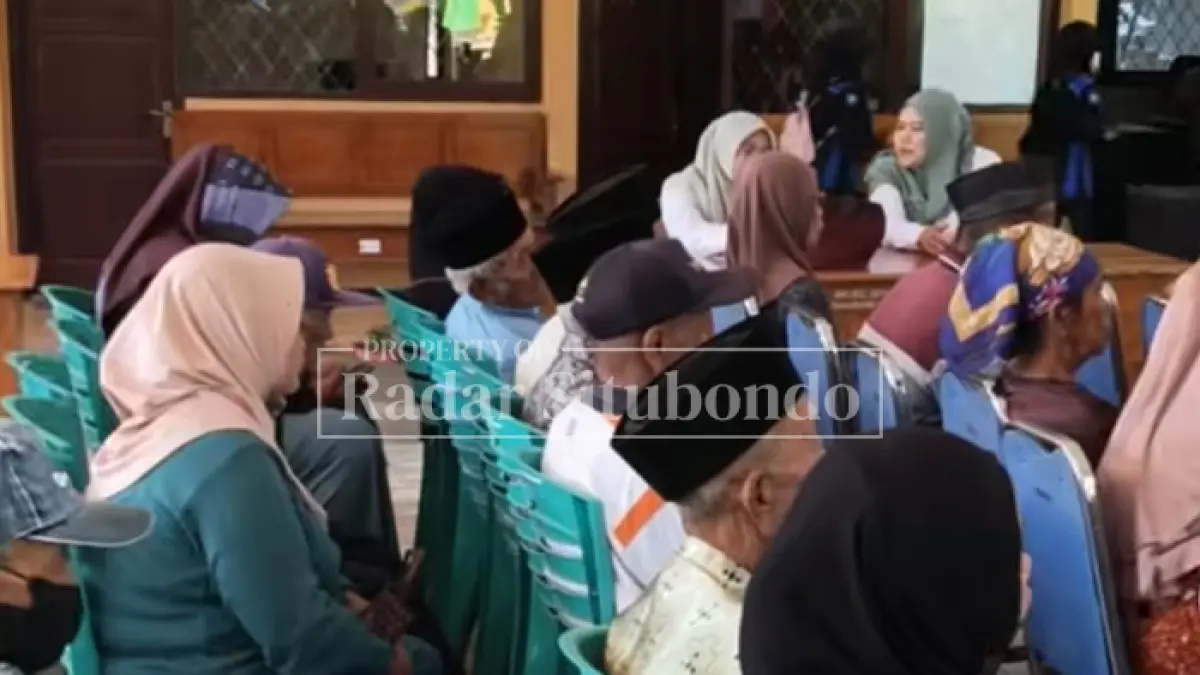 BERTAMBAH: Sejumlah penerima Program Keluarga Harapan (PKH) menerima bantuan di Kecamatan Kendit beberapa waktu lalu. (Ahmad Rifa