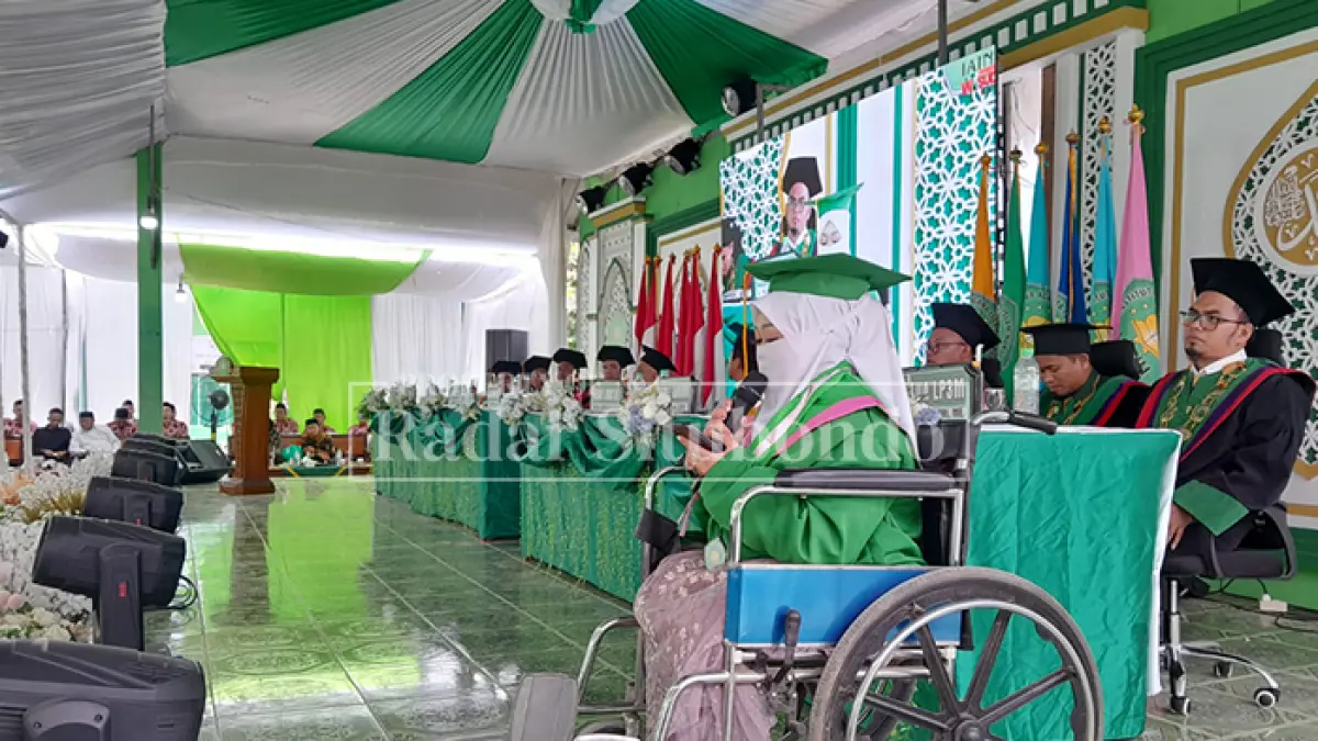 BIKIN HARU: Siti Makkiyah, mahasiswi disabilitas IAINH memberikan pesan kesan pada upacara sarjana strata satu (S1), Sabtu lalu (20/9).