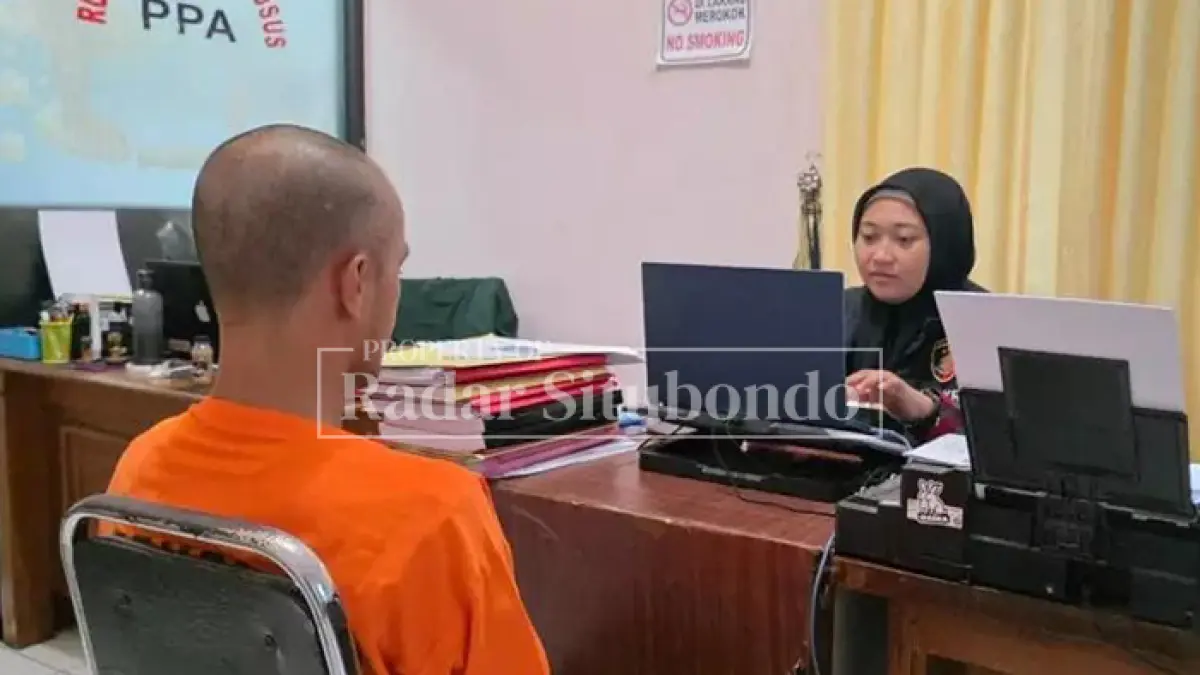 DIGUNDUL: TF, 26, warga Kecamatan Sumbermalang memakai baju tahanan di ruang penyidik Mapolres Situbondo, Minggu (20/9). (HUMAIDI/JPRS)