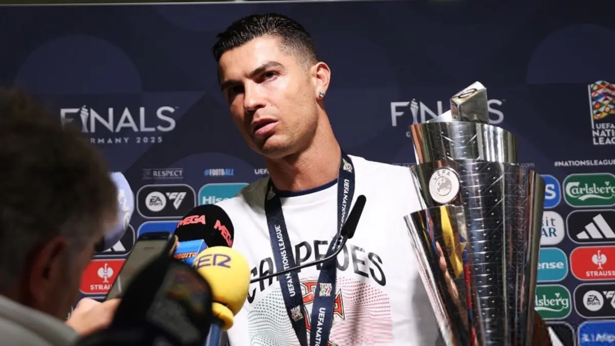 Ronaldo saat menetang piala UEFA Nations League. (Istimewa)