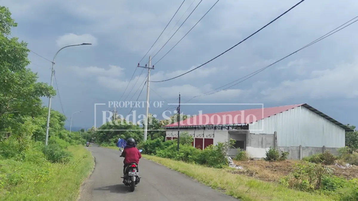 SIAP PAKAI: Salah satu pengemudi melintas di depan gedung KDMP Desa Klampokan, Kecamatan Panji, belum lama ini. (HUMAIDI/JPRS)