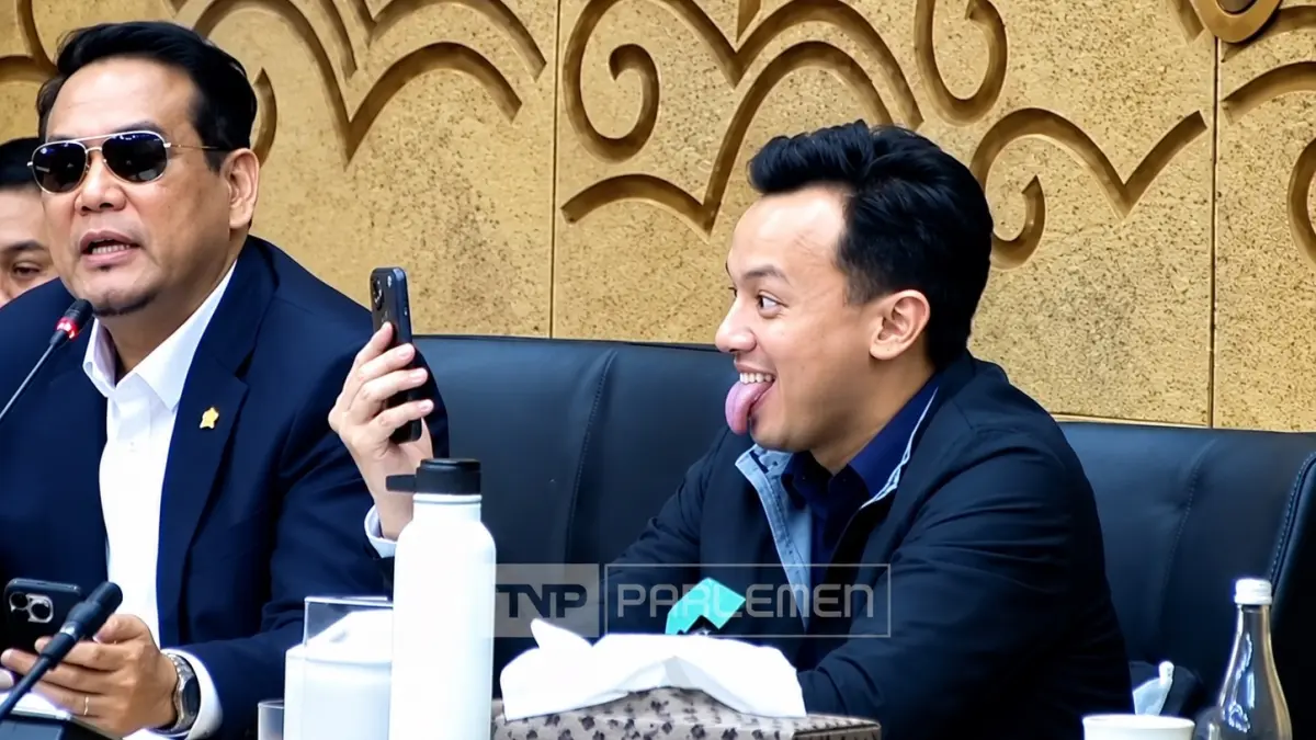 Video Moreno Soeprapto saat video call sambil menjulurkan lidah di tengah rapat DPR viral. (Youtube TVR Parlemen)