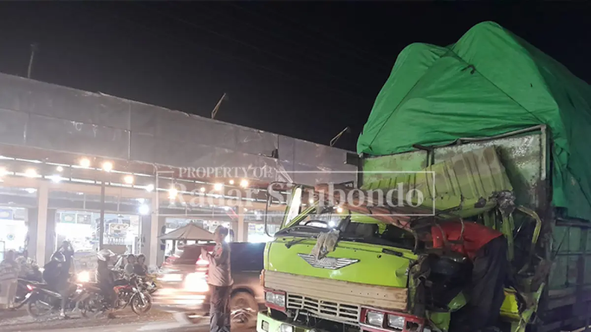 BIKIN MACET: Anggota Polsek Kapongan mengatur arus lalulintas di Jalan Raya, depan Puskesmas Kapongan, Senin malam (21/9). (HUMAIDI/JPRS)