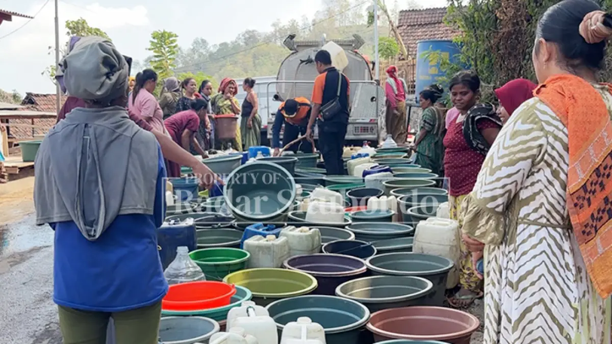 MASIH BERLANGSUNG: Warga mempersiapkan ember dan jeriken untuk diisi air bersih di Dusun Sokaan Barat, Desa Gunung Putri, Kecamatan Suboh, Selasa (1/9). (Ahmad Rifa