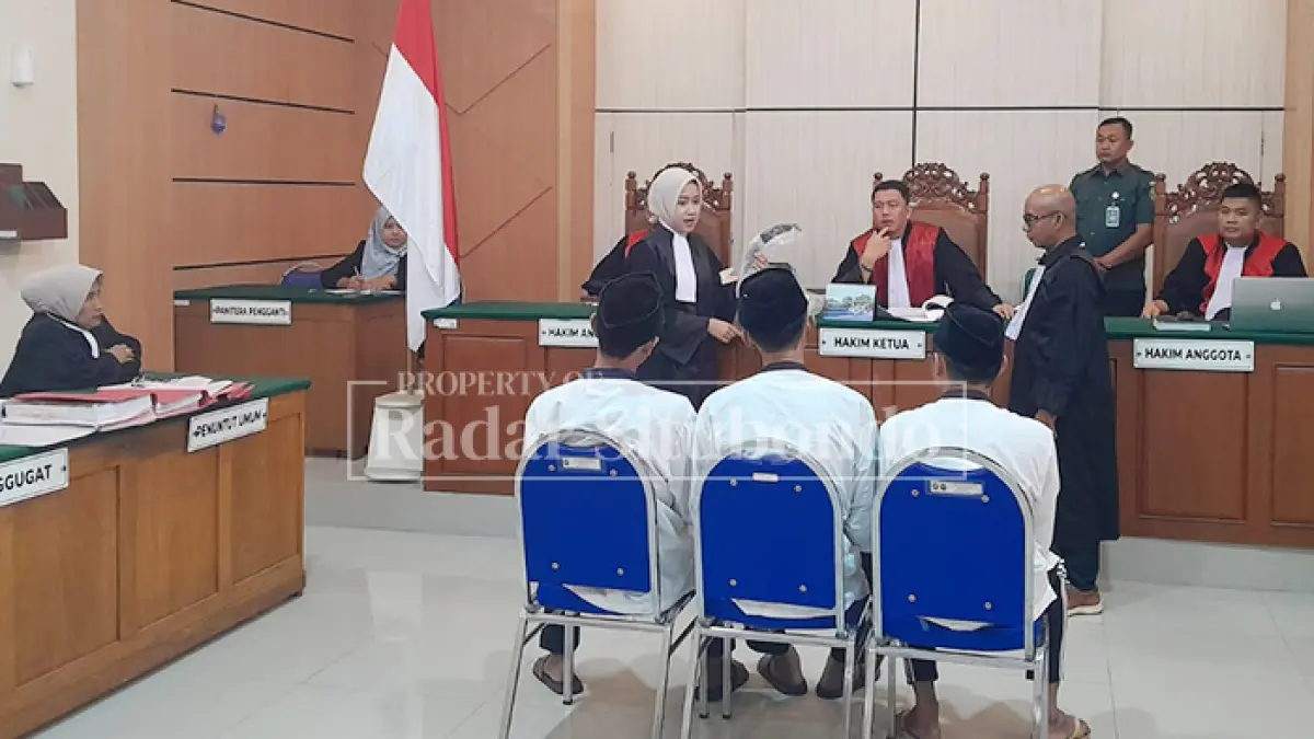 SIDANG TERDAKWA: Kuasa hukum terdakwa Rois bersama jaksa penuntut umum (JPU) Kejari Situbondo melihat barang bukti celurit di hadapan Majelis Hakim PN Situbondo, Selasa (22/9). (HUMAIDI/JPRS)