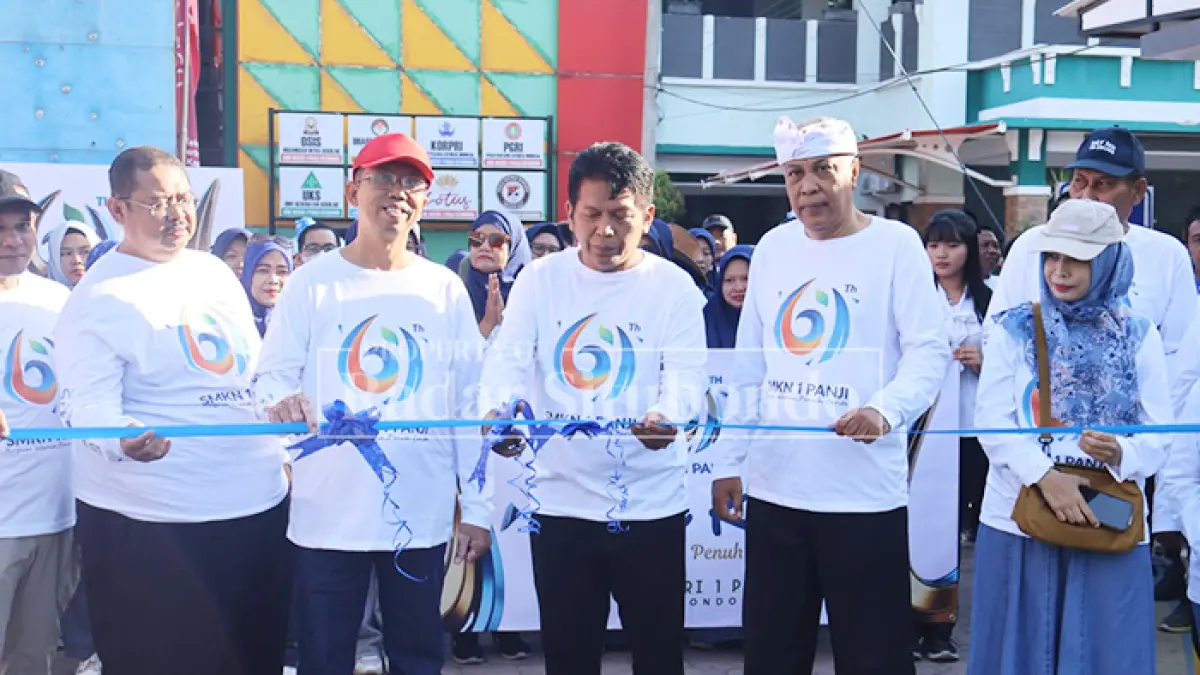 MERIAH: KTU Cabdin Wilayah Situbondo dan Bondowoso, Muhammad Syarifuddin (pegang gunting) didampingi Kepala SMKN 1 Panji Paimin, M.Pd., (enam dari kiri) bersama jajaran guru melepas peserta jalan santai dalam rangka memperingati Hari Ulang Tahun (HUT) SMKN 1 Panji Situbondo, Kamis (24/9). (Ahmad Rifa