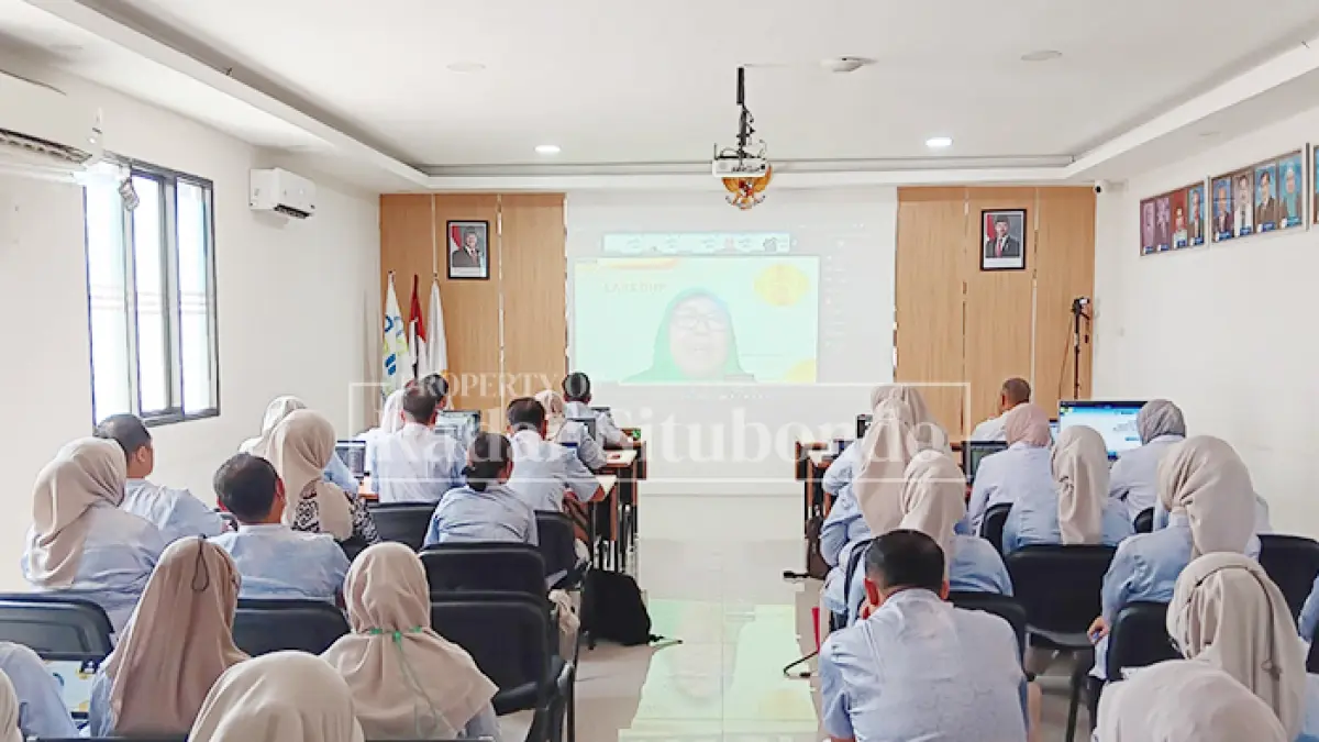 TINGKATKAN PELAYANAN: Karyawan IHC Rumah Sakit Elizabeth melakukan verifikasi dokumen di Aula IHC Rumah Sakit Elizabeth, Selasa lalu (22/9). (HUMAIDI/JPRS)