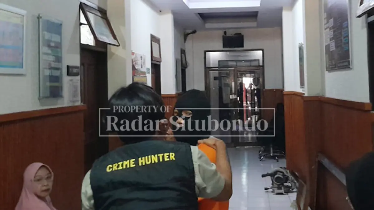 DIBORGOL:  HND, 45, oknum guru olahraga di salah satu SMP dikeler anggota Polres Situbondo, Jumat (25/9). (HUMAIDI/JPRS)