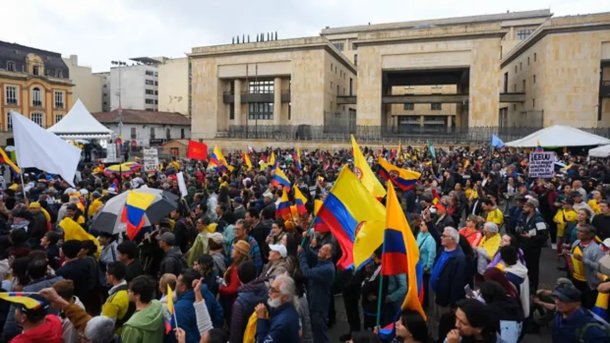 Masyarakat membawa bendera Kolombia. (The Guardian)