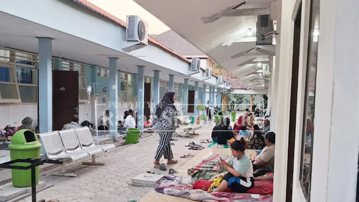 MENINGKAT: Sejumlah keluarga pasien menunggu di luar ruangan RSUD Abdoer Rahem Situbondo, Jumat (25/9). (Ahmad Rifa